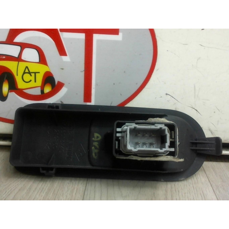Interrupteur de leve vitre avant droit RENAULT  d’occasion