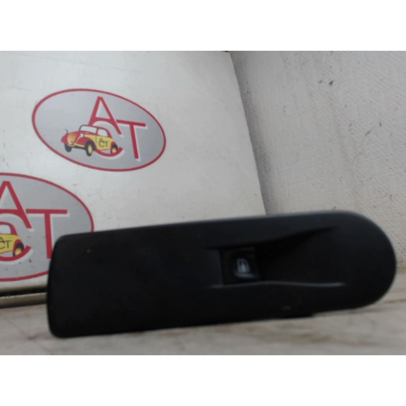 Interrupteur de leve vitre avant droit RENAULT CLIO IV d’occasion