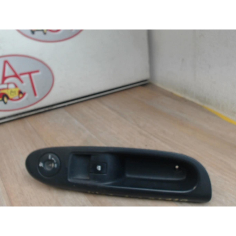 Interrupteur de leve vitre avant droit RENAULT CLIO II PHASE 2 d’occasion