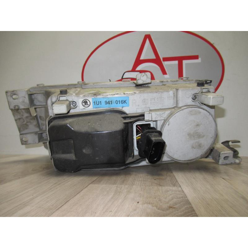 Optique avant principal droit (feux)(phare) SKODA OCTAVIA II COMBI d’occasion