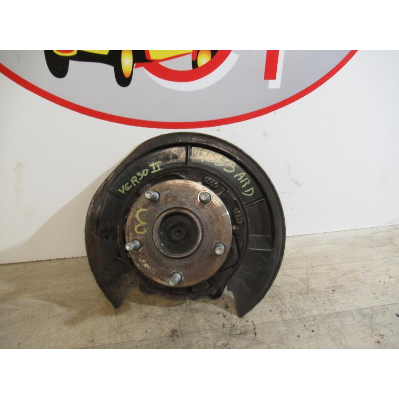 Fusee arriere droit TOYOTA COROLLA VERSO II PHASE 1 d’occasion