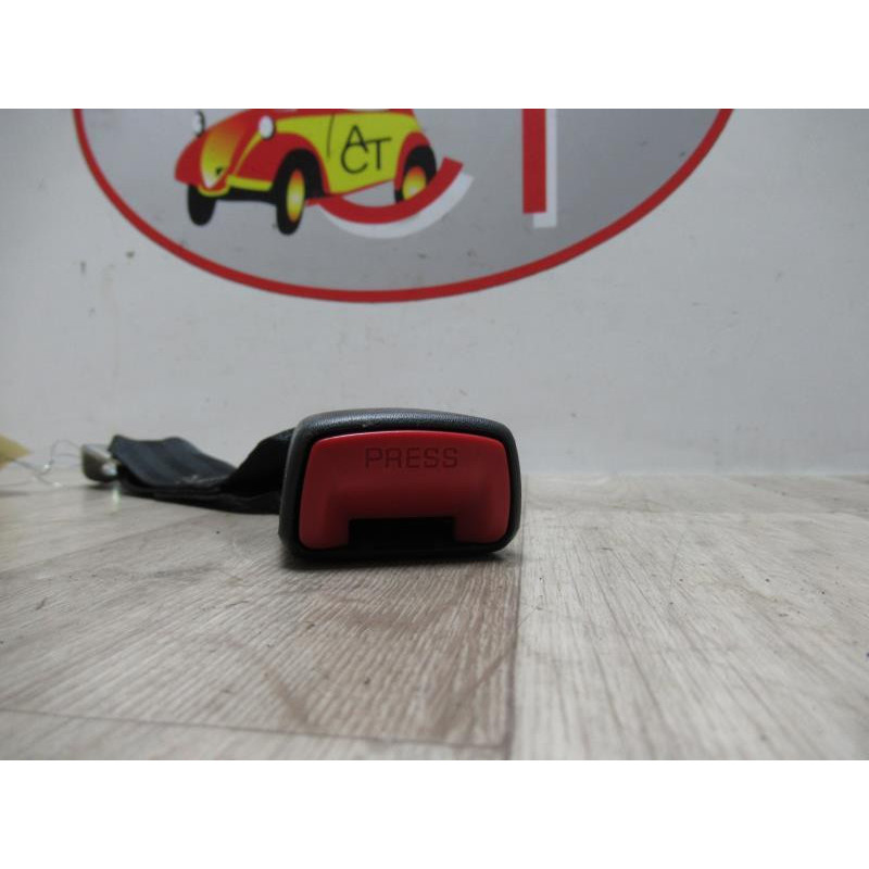 Attache ceinture arriere droit TOYOTA COROLLA VERSO II PHASE 1 d’occasion