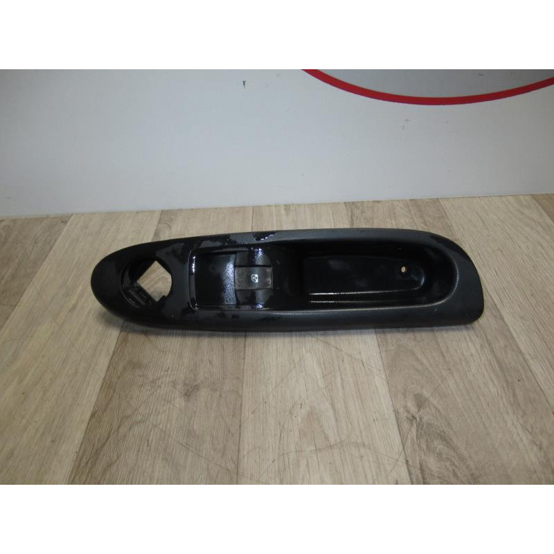 Interrupteur de leve vitre avant droit RENAULT CLIO II PHASE 3 d’occasion