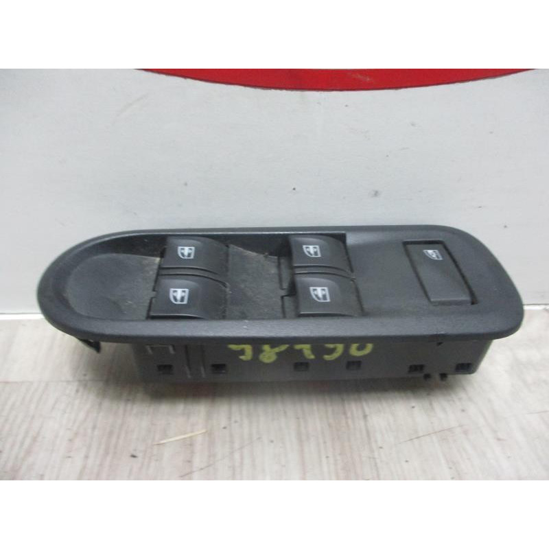 Interrupteur de leve vitre (Bloc complet) DACIA DUSTER PHASE 2 d’occasion