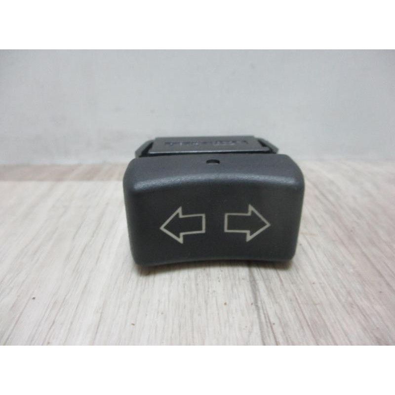 Interrupteur de leve vitre RENAULT R9 1.4 67cv d’occasion