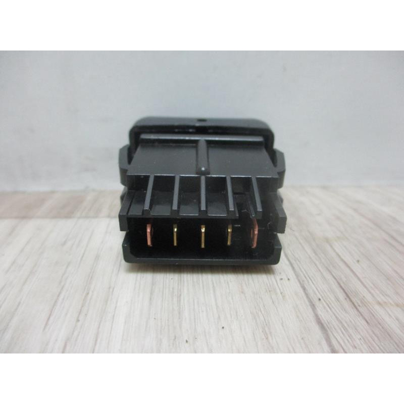 Interrupteur de leve vitre RENAULT R9 1.4 67cv d’occasion