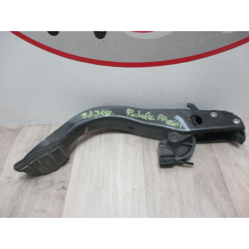 Pedalier d'accelerateur RENAULT R9 1.4 67cv d’occasion