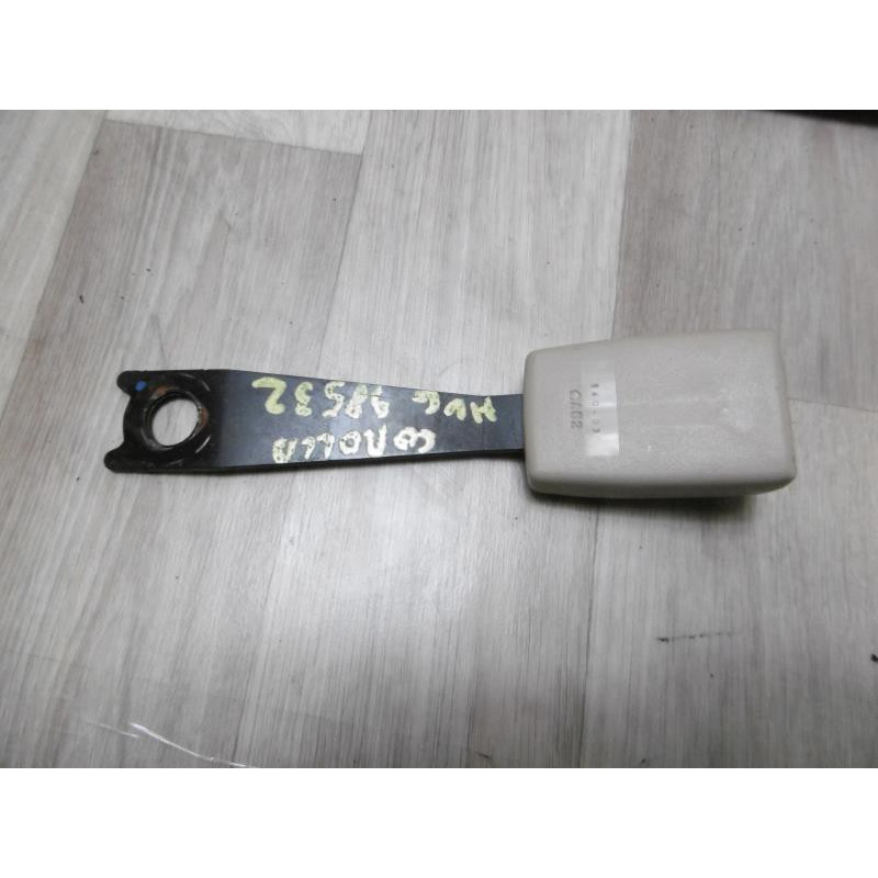 Attache ceinture avant gauche TOYOTA COROLLA IX d’occasion