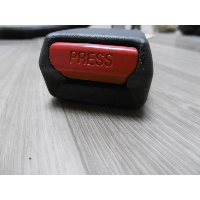 Attache ceinture arriere droit NISSAN PICK UP D22 KING CAB d’occasion
