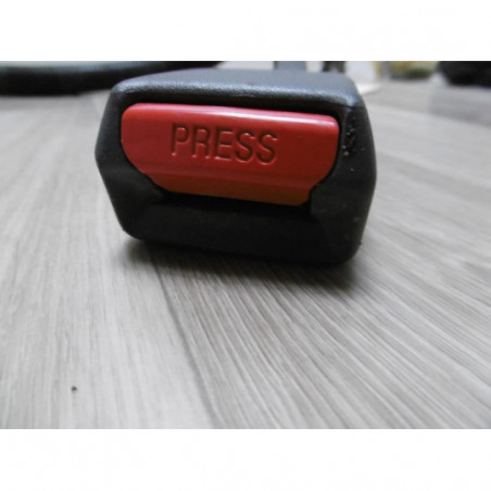 Attache ceinture arriere droit NISSAN PICK UP D22 KING CAB d’occasion