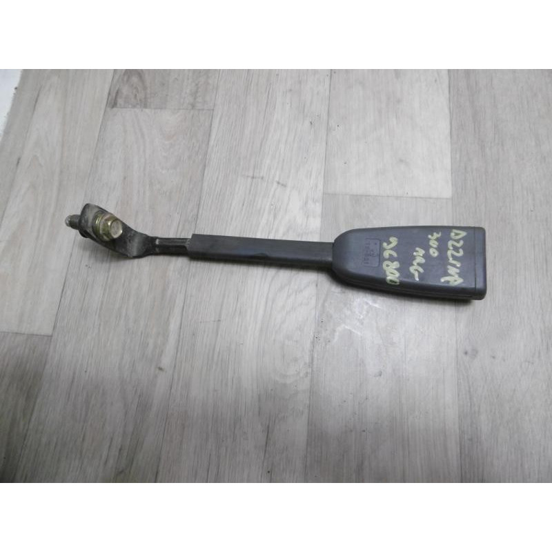 Attache ceinture arriere gauche NISSAN PICK UP D22 KING CAB d’occasion