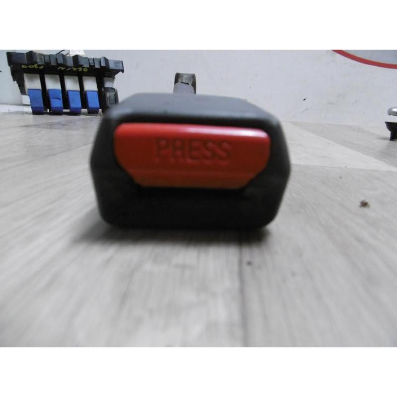 Attache ceinture arriere gauche NISSAN PICK UP D22 KING CAB d’occasion