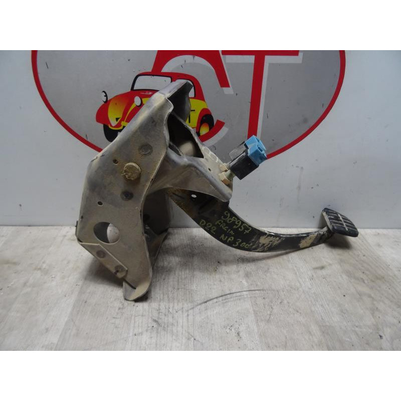 Pedalier de frein NISSAN PICK UP D22 DOUBLE CABINE d’occasion
