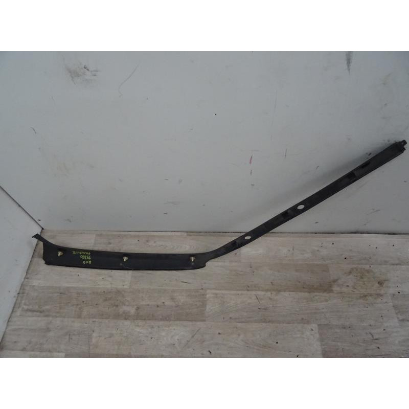 Garniture laterale avant droite MITSUBISHI PAJERO II BREAK COURT d’occasion