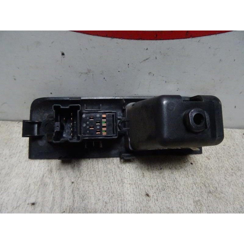 Interrupteur de leve vitre arriere droit NISSAN NAVARA DOUBLE CABINE d’occasion