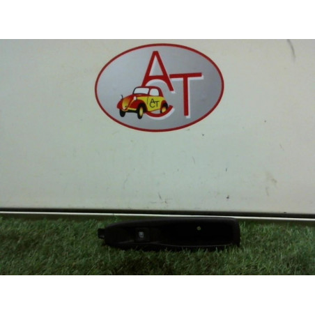 Interrupteur de leve vitre arriere droit RENAULT CAPTUR d’occasion