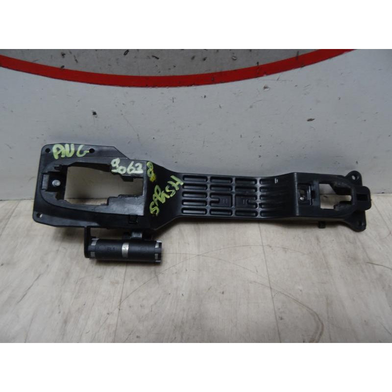 Support poignee porte avant gauche SUZUKI SPLASH d’occasion