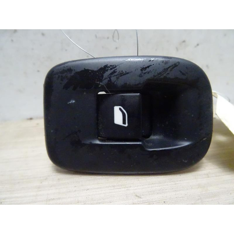 Interrupteur de leve vitre arriere droit PEUGEOT 208 1 PHASE 1 d’occasion
