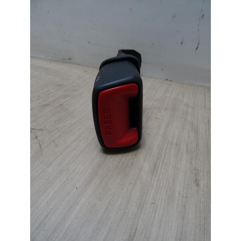 Attache ceinture arriere droit SUZUKI SWIFT 4 d’occasion