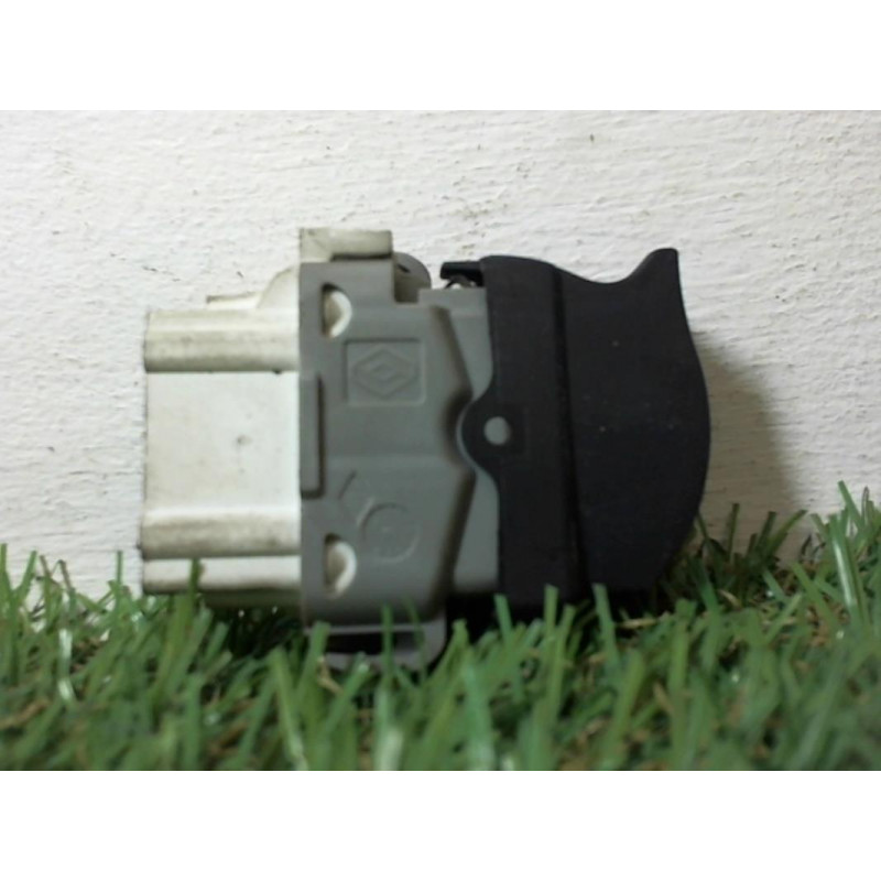 Interrupteur de leve vitre arriere droit RENAULT ESPACE IV PHASE 1 d’occasion