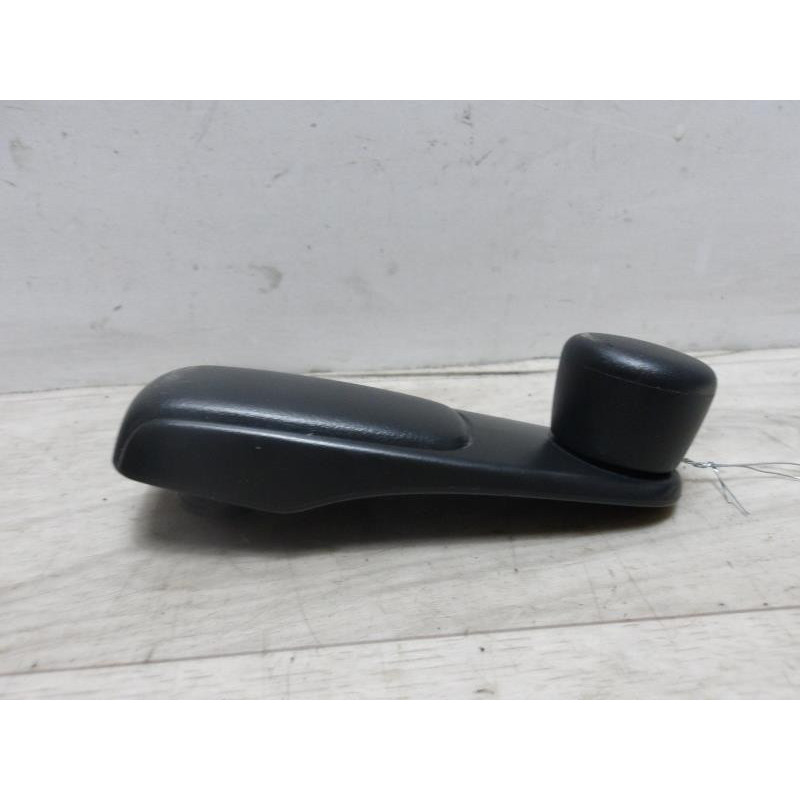 Manivelle de leve vitre PEUGEOT 208 1 PHASE 1 d’occasion