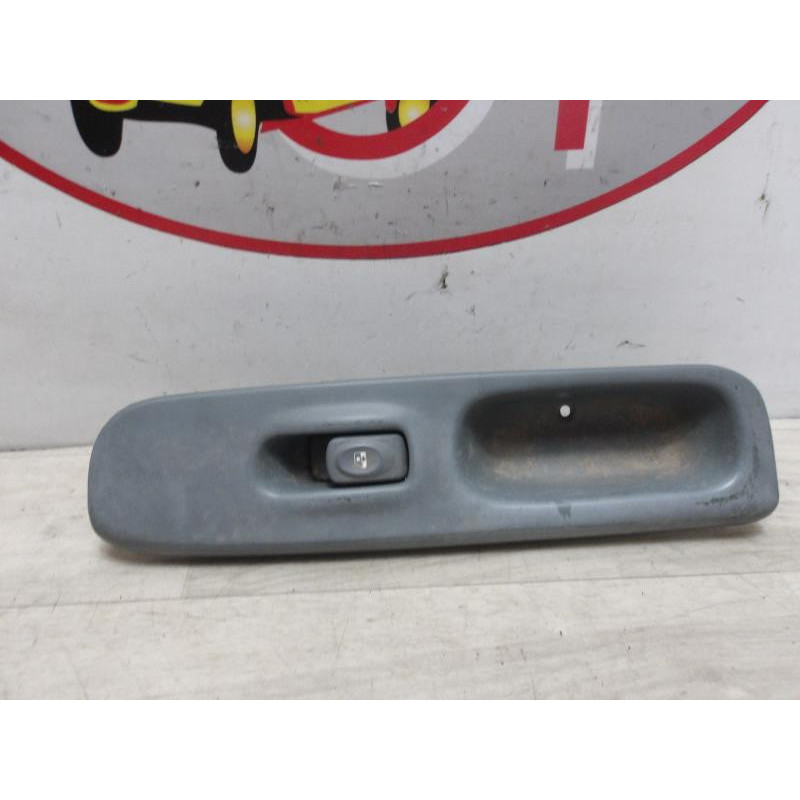 Interrupteur de leve vitre avant droit RENAULT TWINGO 1 PHASE 3 d’occasion