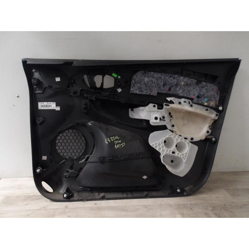 Panneau de porte avant gauche RENAULT CLIO 4 PHASE 1 d’occasion