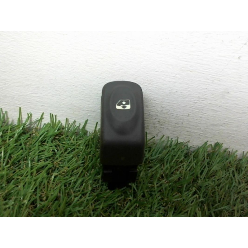 Interrupteur de leve vitre avant droit RENAULT CLIO II PHASE 1 d’occasion