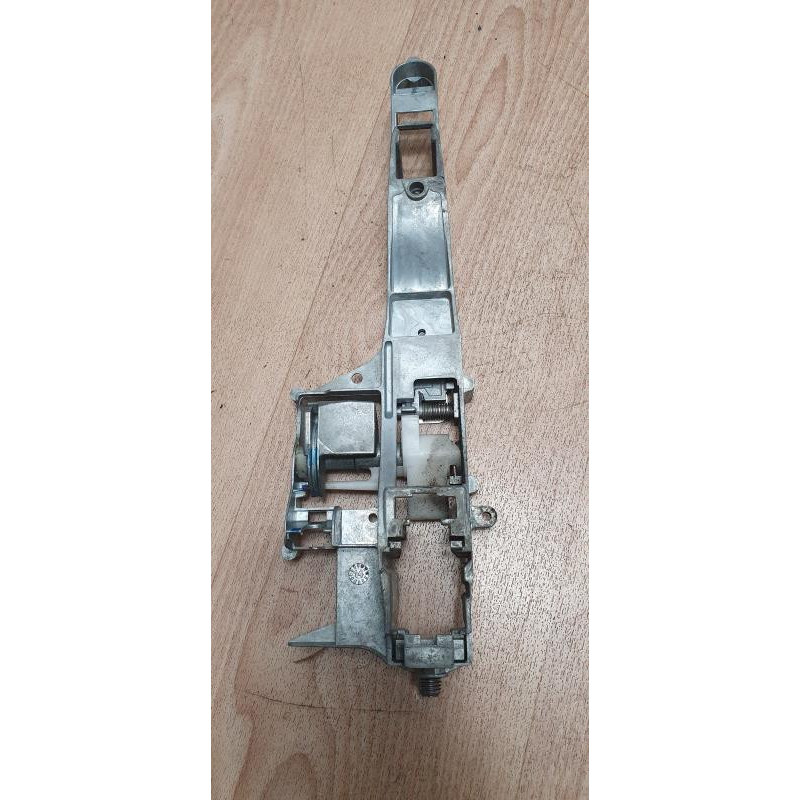 Support poignee porte avant droite PEUGEOT 208 1 PHASE 1 d’occasion