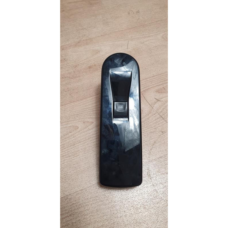 Interrupteur de leve vitre avant droit RENAULT CLIO 4 PHASE 1 d’occasion