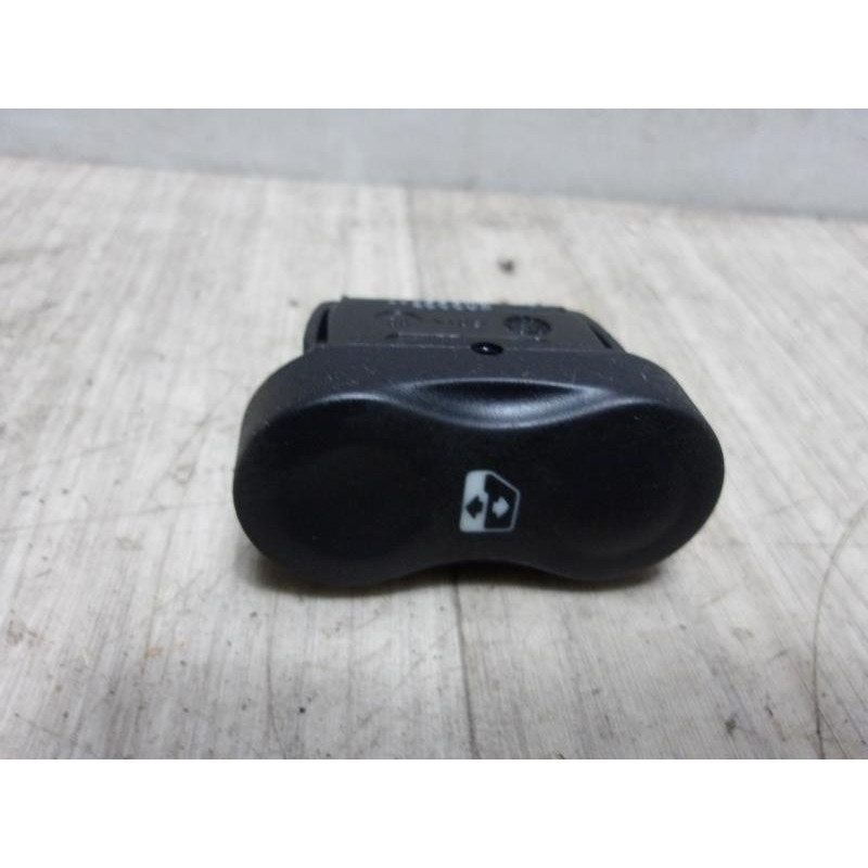 Interrupteur de leve vitre avant droit DACIA DUSTER 1 PHASE 1 d’occasion