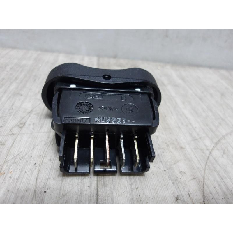 Interrupteur de leve vitre avant droit DACIA DUSTER 1 PHASE 1 d’occasion