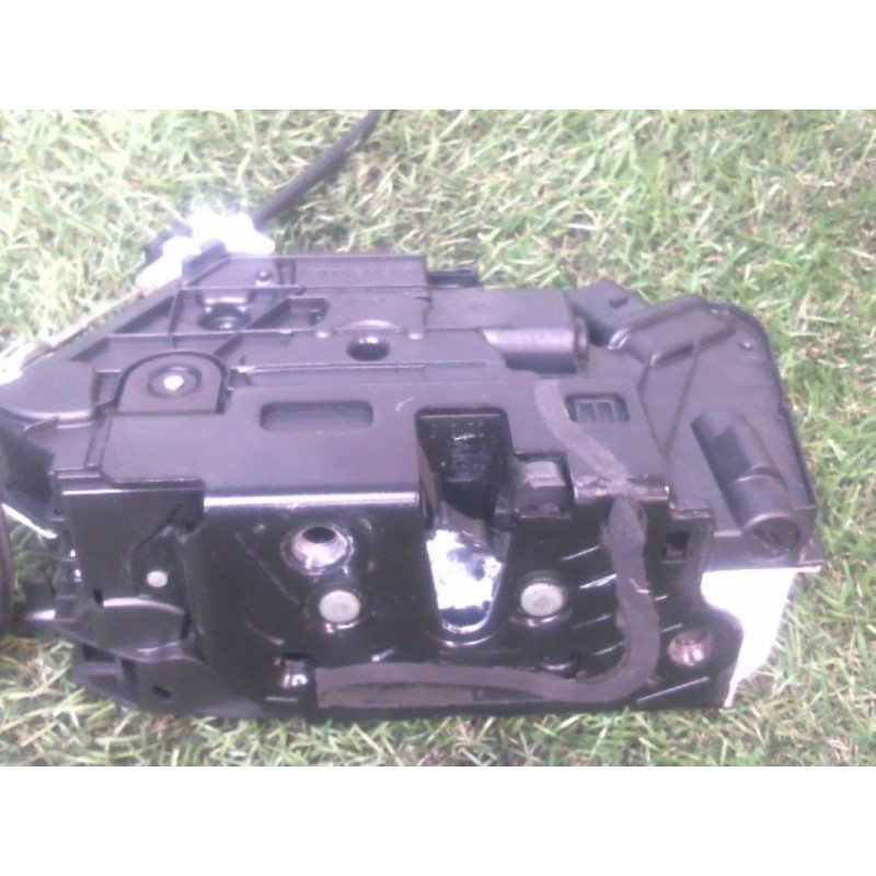 Serrure avant droit VOLKSWAGEN PASSAT VI (3C2/362) d’occasion