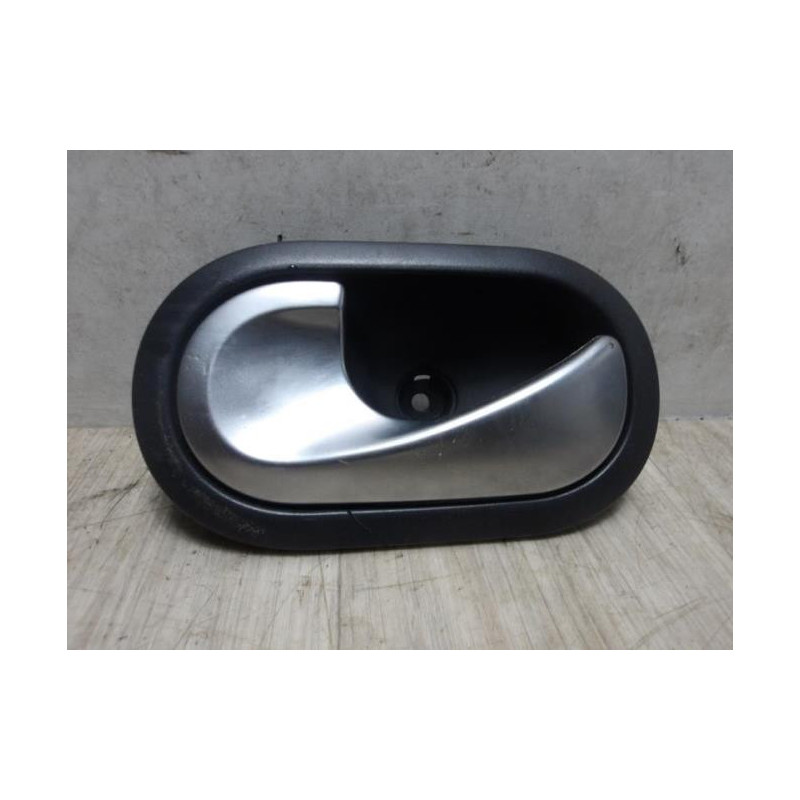 Poignee interieur avant gauche RENAULT CLIO 3 PHASE 1 d’occasion