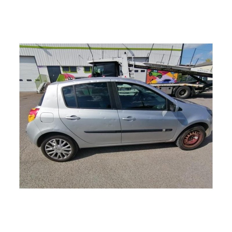 Poignee interieur avant gauche RENAULT CLIO 3 PHASE 1 d’occasion