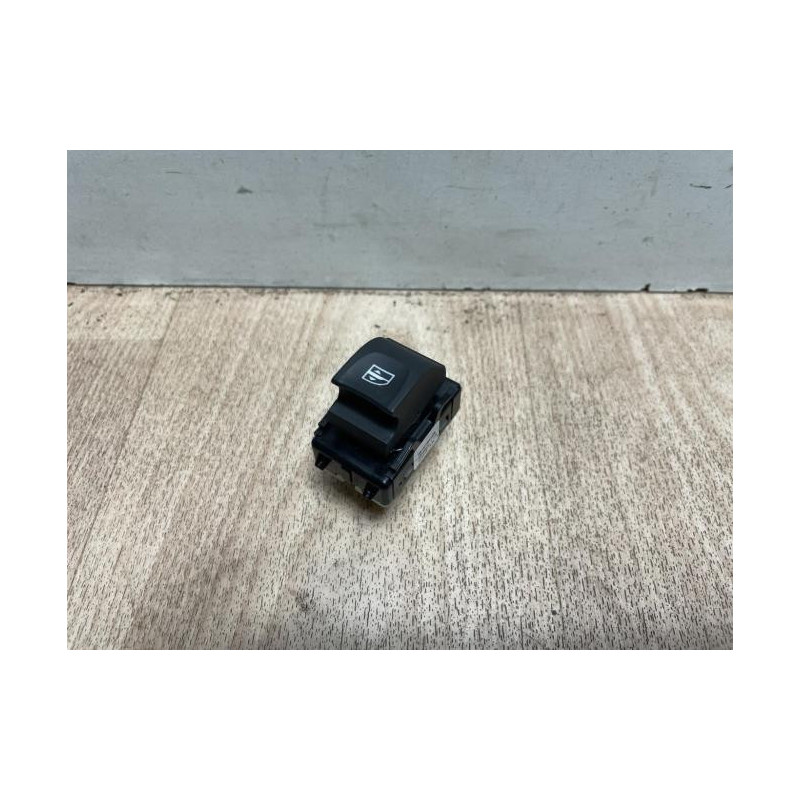 Interrupteur de leve vitre avant droit RENAULT CLIO 4 PHASE 1 d’occasion
