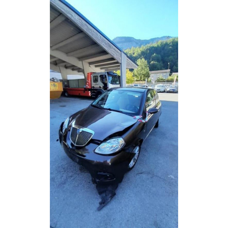 Enjoliveur anti brouillard LANCIA YPSILON 4 PHASE 2 d’occasion