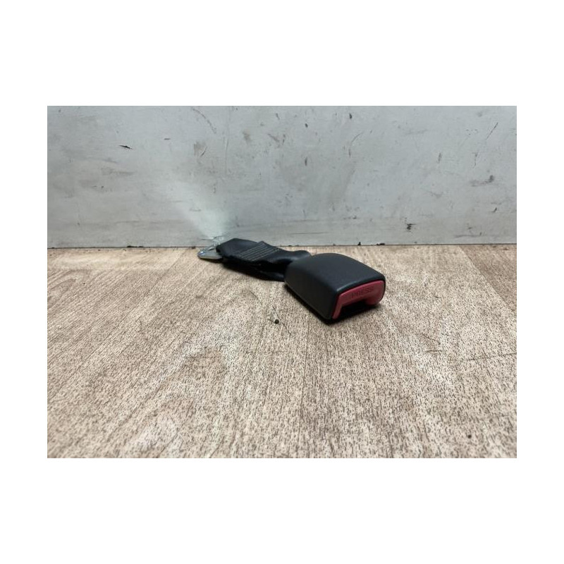 Attache ceinture arriere droit SUZUKI SWIFT 3 d’occasion