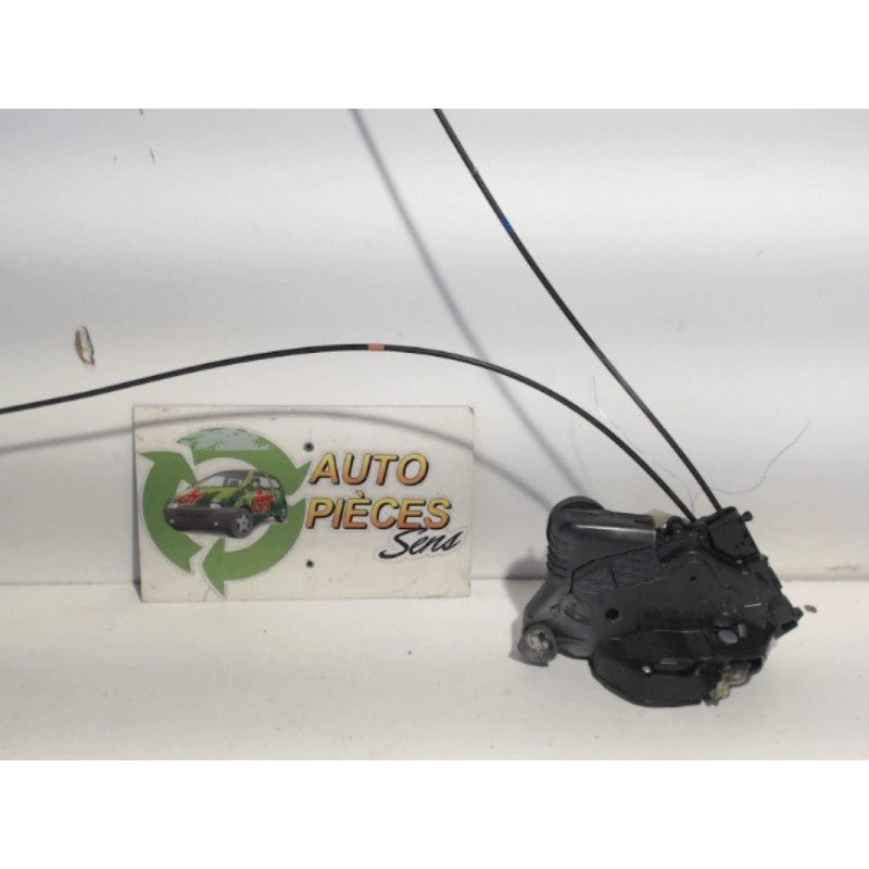 Serrure avant droit TOYOTA YARIS 2 PHASE 1 d’occasion