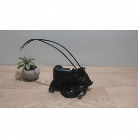 Serrure avant droit TOYOTA YARIS 2 PHASE 1 d’occasion