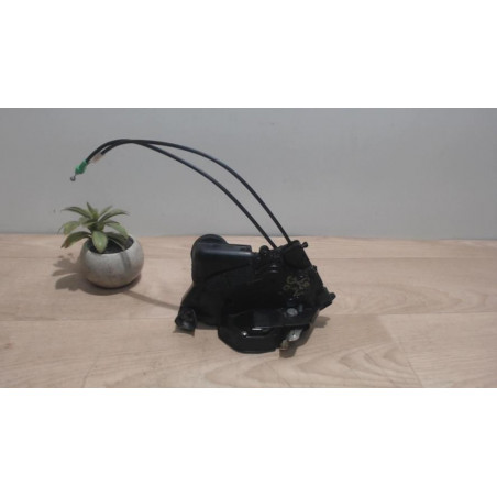 Serrure avant droit TOYOTA YARIS 2 PHASE 1 d’occasion