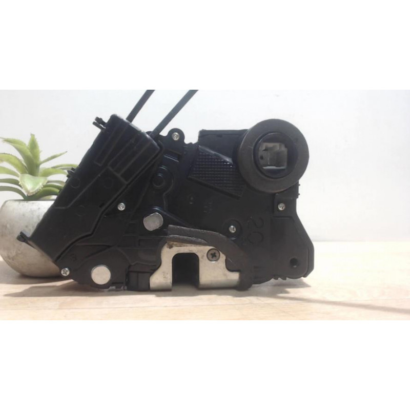 Serrure avant droit TOYOTA YARIS 2 PHASE 1 d’occasion