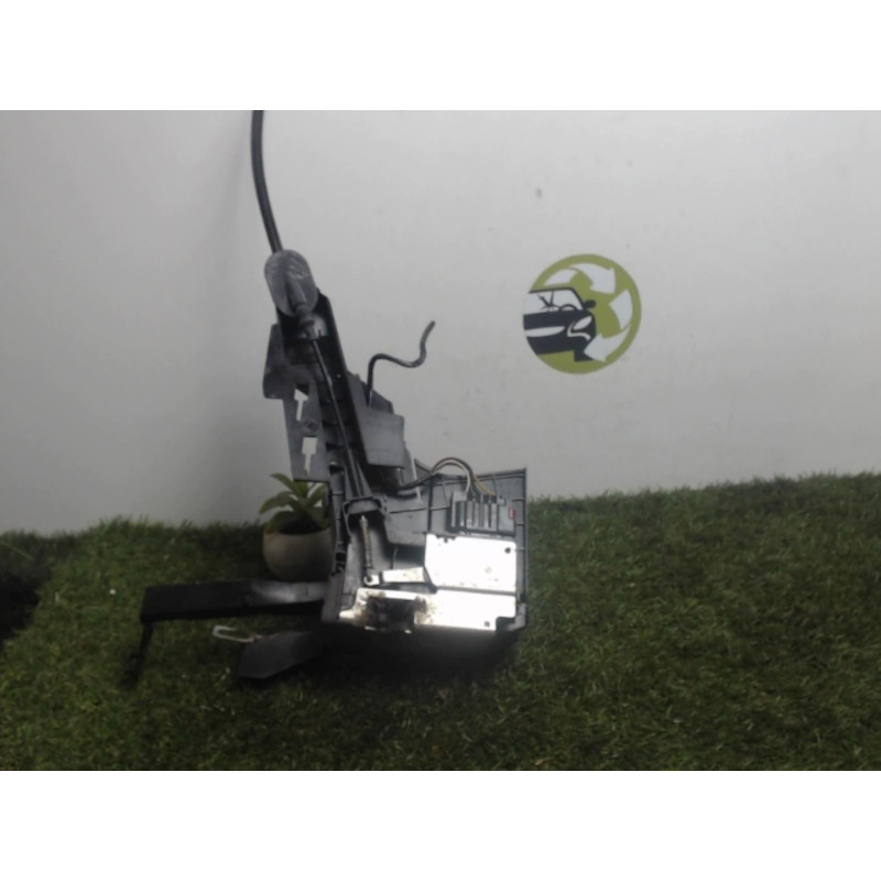 Serrure avant gauche FORD FIESTA 5 PHASE 1 d’occasion