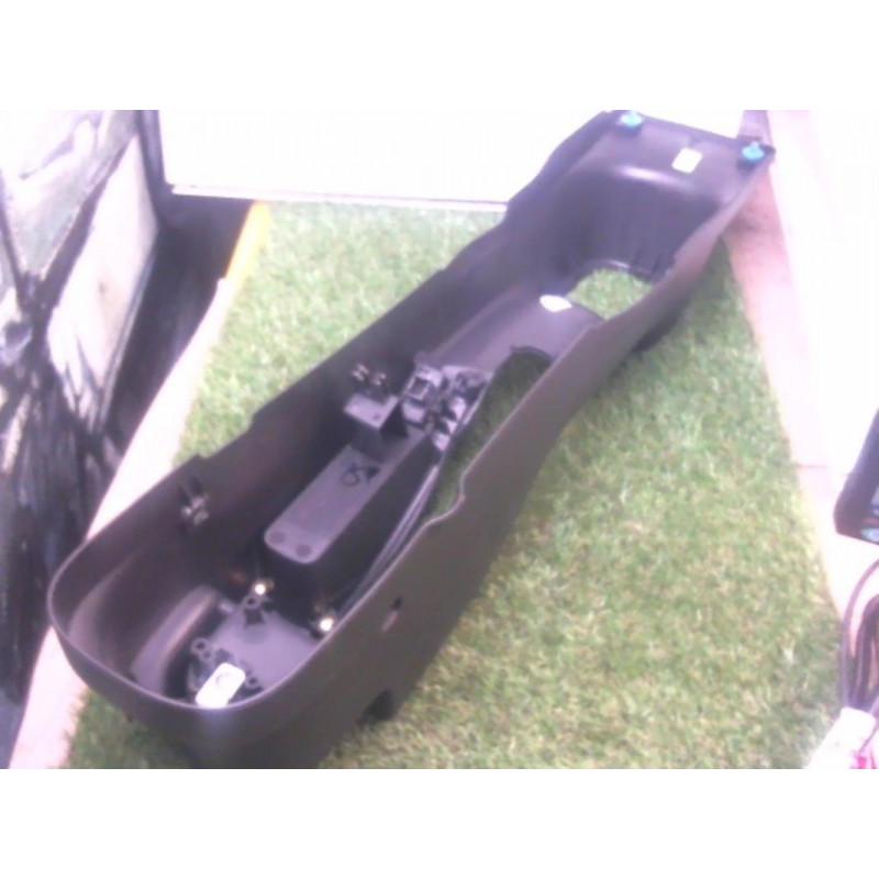 Console central (interieur plastique) NISSAN MICRA III d’occasion