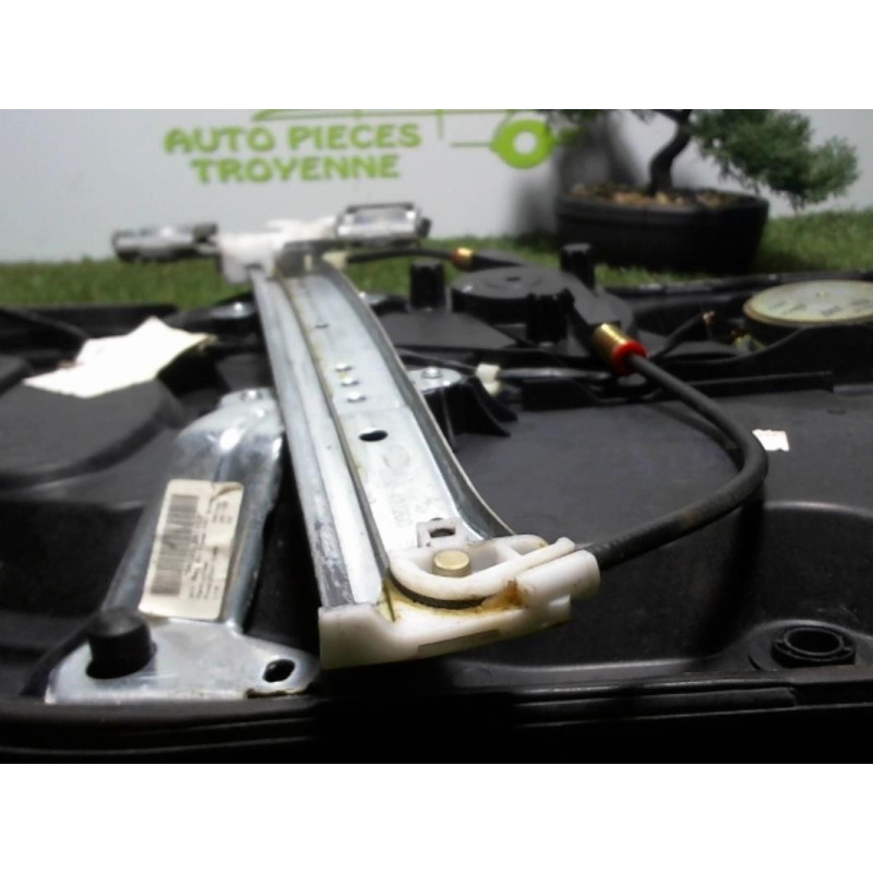 Leve vitre electrique avant droit FORD FIESTA 5 PHASE 1 d’occasion