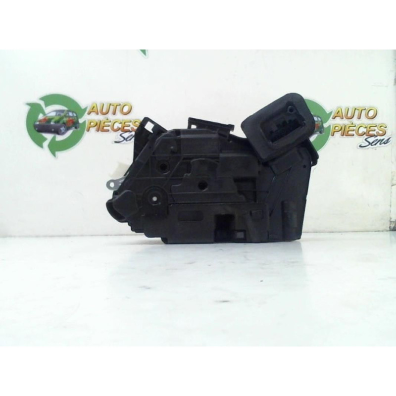Serrure avant droit VOLKSWAGEN POLO 5 PHASE 1 d’occasion